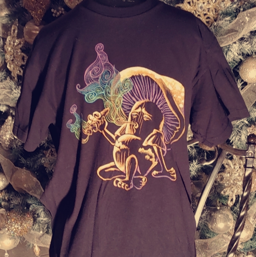 Mushroom smoking t-shirt